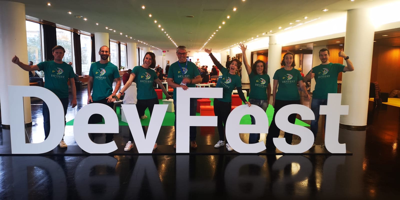 L'équipe de bénévoles DevFest Safe (8 personnes derrière des lettres géantes du DevFest)