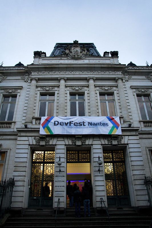 Photo d'Epitech avec la bannière du DevFest Nantes 2013