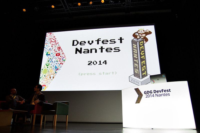 Photo de la scène principale du DevFest Nantes 2014 (un écran et un présentoir)