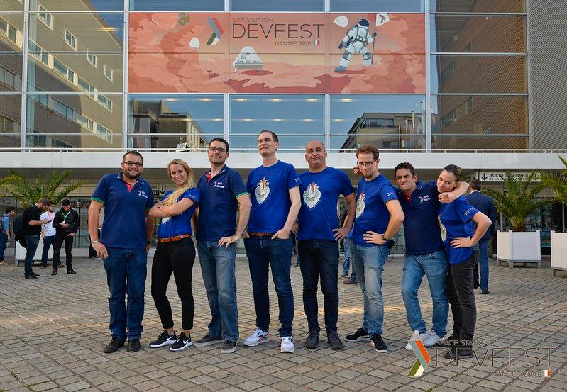 L'équipe du DevFest Nantes en 2018 (8 personnes devant la cité des congrès)