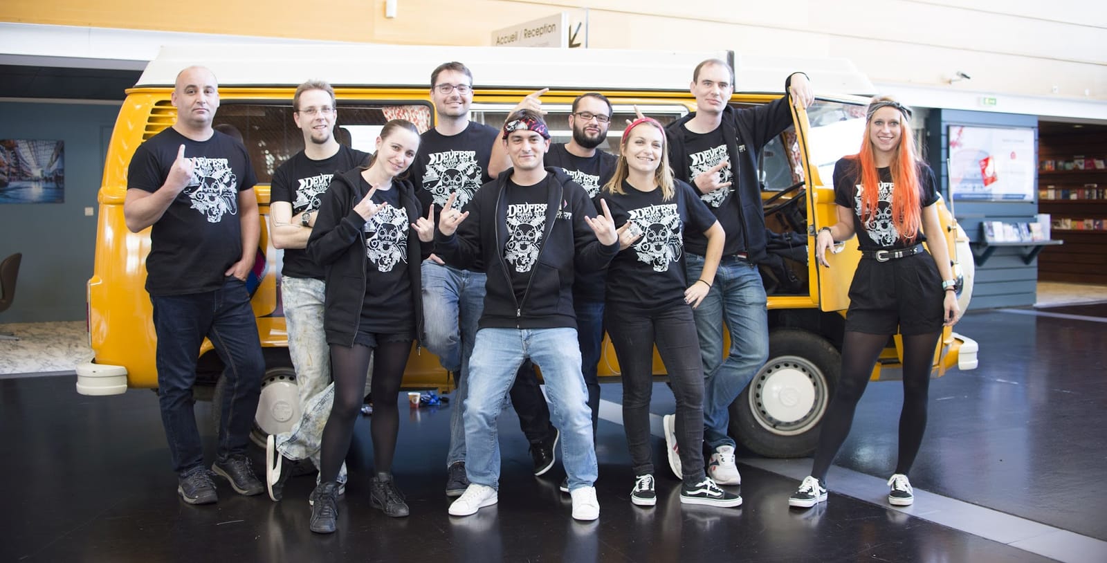 Equipe du DevFest en 2019 (9 personnes devant un van)